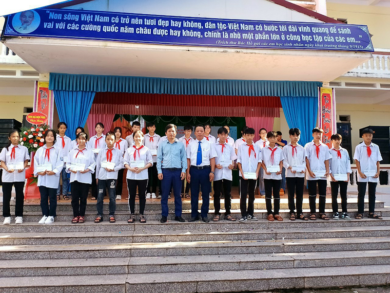 ceo hoang huu thang    tang qua cho hoc sinh nha truong nhan dip khai giang nam hoc moi 2022 2023