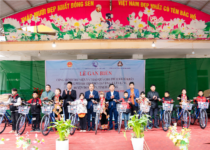 chu tich intech group trao hoc bong va tang qua cho hoc sinh tai truong ptdtbt tieu hoc va thcs ta lung