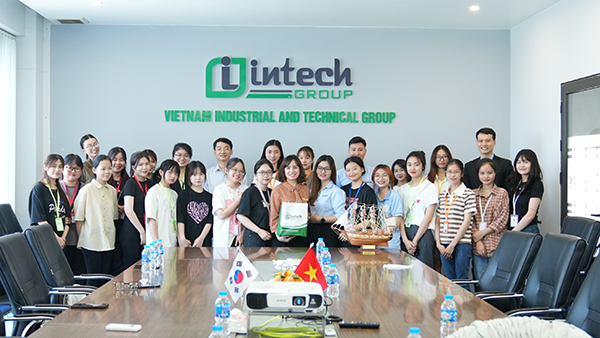 sinh vien dai hoc nguyen trai tham quan nha may intech group