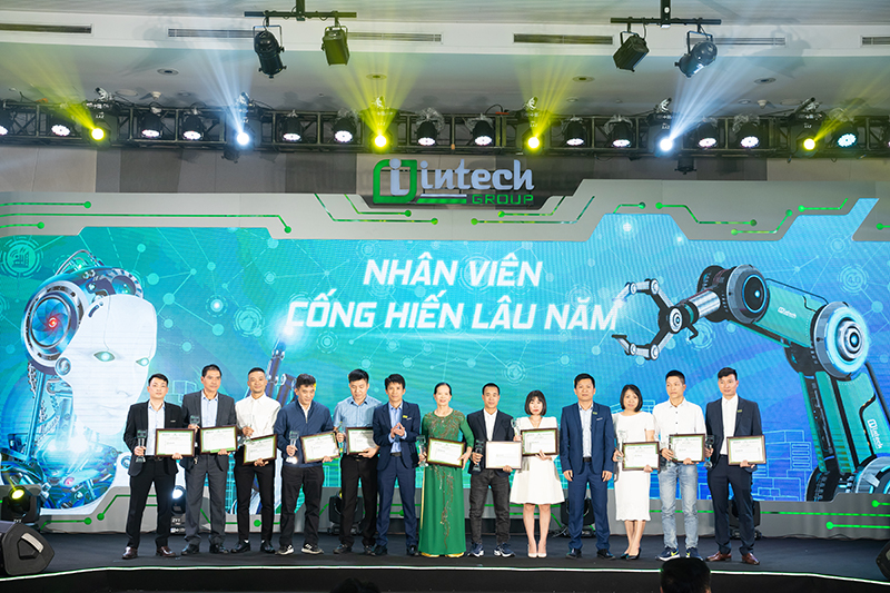 vinh danh va trao thuong ca nhan   tap the co thanh tich xuat sac trong le ky niem 11 nam thanh lap intech group